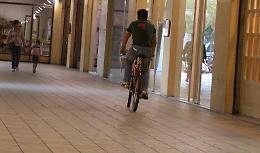 Pedala in Galleria Gorni: multa di 25 euro
