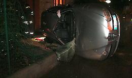Auto fuori strada, quattro indiani miracolati