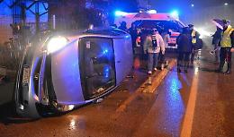 Perde il controllo, auto ribaltata