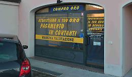 Rapina il 'Compro oro' per giocare alle slot: arrestato