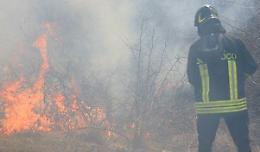 Argine in fiamme, caccia al piromane