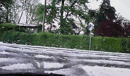 Incredibile grandinata, campagne e strade come in inverno