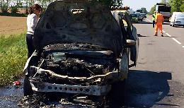 Auto in fiamme sulla Paullese, paura per una donna di 39 anni
