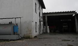 Rubano gasolio da una cascina, denunciati un italiano e un albanese