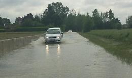 Strada allagata, intrappolati e salvati dai pompieri in gommone