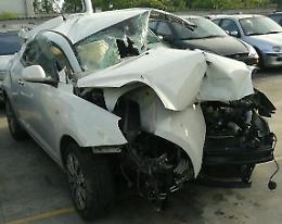 Incidente, auto divisa a metà: una 25enne salva per miracolo