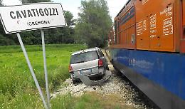 Auto travolta da un locomotore, donna miracolata