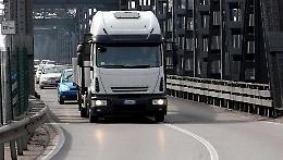 Camion sul ponte, arrivano le prime multe