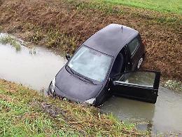 Nel canale con l'auto, ferita una 22enne di Sabbioneta