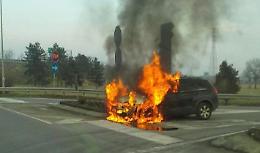 Caorso: auto prende fuoco, salvo il conducente