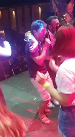 Il sindaco Gianluca Galimberti scatenato sul palco del Tanta Robba Festival