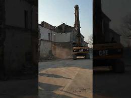 VIDEO Camion nella cascina, lavori di demolizione avanti: rimosso il mezzo pesante