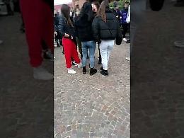 VIDEO La violenta rissa tra ragazze in via Nazario Sauro