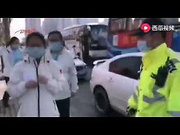 VIDEO A Wuhan la gente saluta i medici che tornano a casa