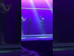 VIDEO Proposta di matrimonio sul palcoscenico di Grease