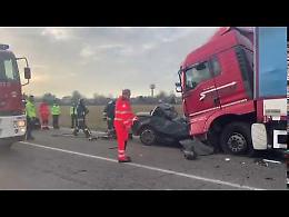 VIDEO Auto sotto a un camion, incidente mortale a San Nazzaro (Monticelli)