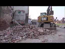 VIDEO La demolizione della cascina sventrata da un camion in via Casalmaggiore