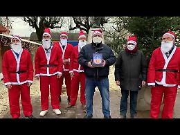 VIDEO Auguri e pandoro dai Babbi Natale