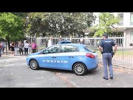 Gli uomini della polizia davanti alla scuola Virgilio di via Trebbia