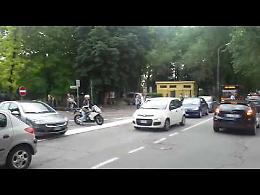 Il video della coda che si forma ogni mattina alle 8 in via Crispi