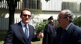 L'agente Villa commemorato al Ghisleri, l'abbraccio tra il questore Sinigaglia e il padre Enrico