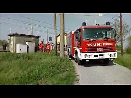 VIDEO Si butta sotto al treno e muore, i soccorsi
