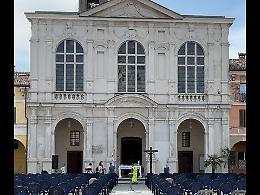 Abbattere la facciata della chiesa? La popolazione si divide