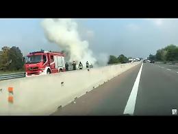 Auto a fuoco sulla Paullese