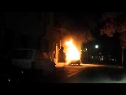 Auto in fiamme in via Marconi