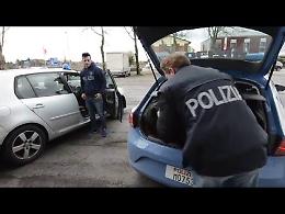 Pellicce trafugate a scopo di estorsione, il video dell'operazione della polizia