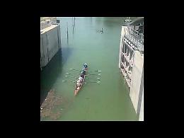 VIDEO Turisti svizzeri in canoa attraversano la conca di Isola Serafini
