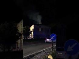 VIDEO L'incendio del tetto di una abitazione a Roncadello