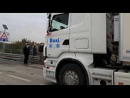VIDEO I primi camion passano sul ponte Verdi appena riaperto