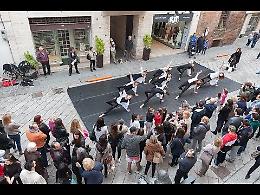 A 'Su e giù  per il corso' le ballerine di Teatrodanza
