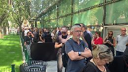 Folla in fila a Milano per Giorgio Armani "Lascia tanto amore"