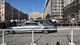 Funerali Valentino, l'arrivo del feretro a Santa Maria degli Angeli