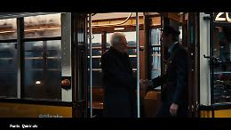 Milano-Cortina, Mattarella "attore" sul tram guidato da Valentino Rossi