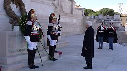 Unit&agrave; d'Italia, Mattarella depone corona d'alloro sulla tomba del Milite Ignoto