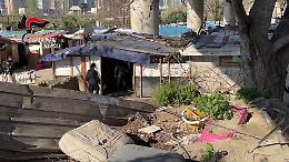 Blitz dei Carabinieri in campo nomadi a Napoli, sequestri e proteste