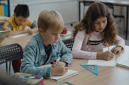 Scuola: di nuovo sui banchi, ma con cattedre vuote