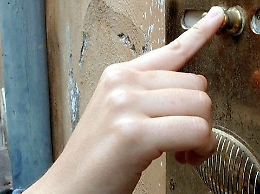 Tentano di raggirare un'ultra ottantenne, ma la signora non ci casca