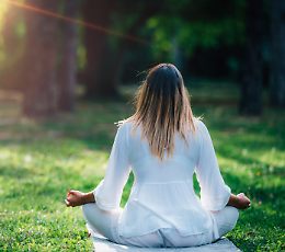 Dolce risveglio all'alba con pratiche Yoga nel parco