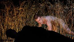 Nel buio della notte la corsa dell'homo erectus di Dimitris Papaioannou"Ink" ovvero danza il divenire della creazione