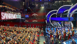 Sanremo, le comparse e il pubblico del teatro