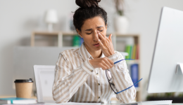 Schermi e occhi sotto stress: come proteggere la vista nell’era digitale