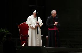 Coronavirus, la Via Crucis in una Piazza San Pietro deserta