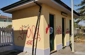 Vandali in azione, imbrattati i muri della stazione