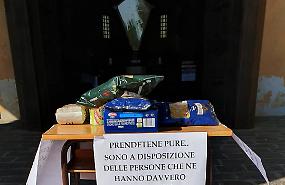 Coronavirus, Casalmaggiore: generi alimentari per i pi&ugrave; poveri davanti al duomo