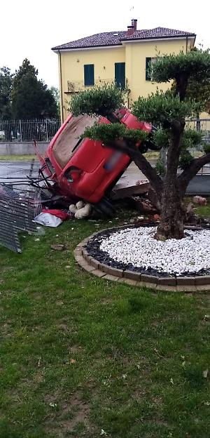 Perde Il Controllo Dell Auto E Piomba Nel Giardino Di Una Villetta La Provincia