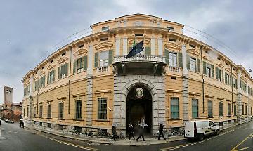 Pugni, calci e morsi alla madre per ottenere denaro